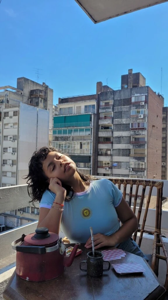 El argentina core aesthetic resignifica los símbolos patrios en la moda.