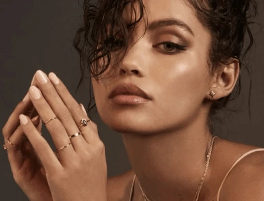 5 estilos de uñas estratégicos para disimular el crecimiento y extender la manicura hasta una semana más