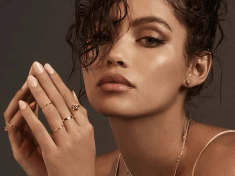 5 estilos de uñas estratégicos para disimular el crecimiento y extender la manicura hasta una semana más