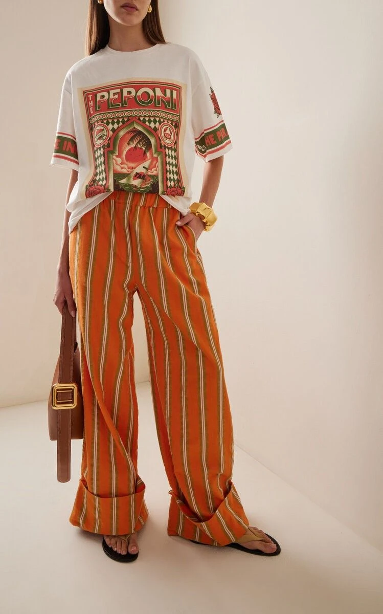 Pantalón rayado + remera con estampa