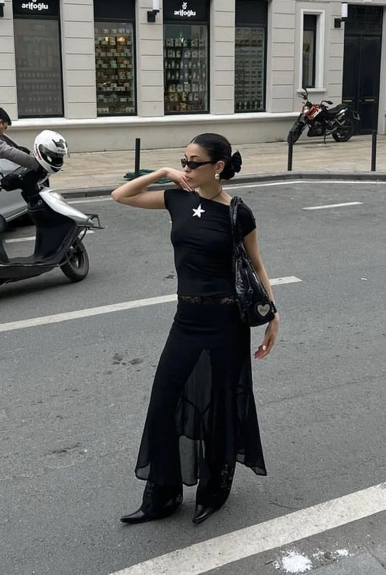 Formas para sumarte a la tendencia falda+pantalón.