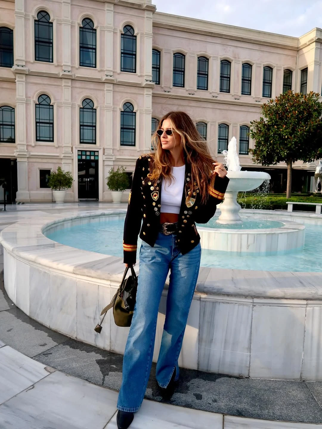 La China Suárez marcó tendencia en Estambul con un look navy urbano: llevó una chaqueta azul con bordados y charreteras