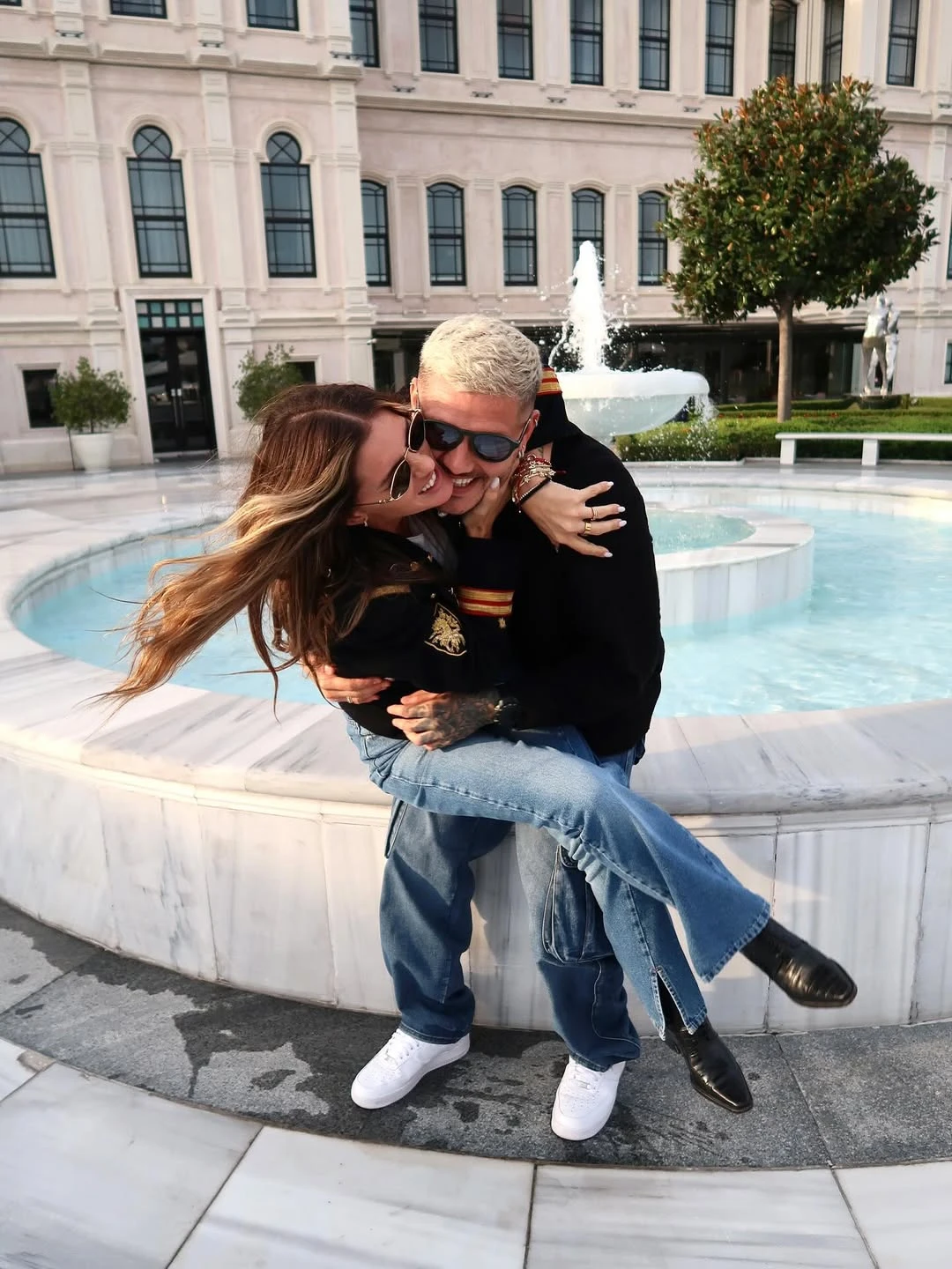 La China Suárez marcó tendencia en Estambul con un look navy urbano: llevó una chaqueta azul con bordados y charreteras