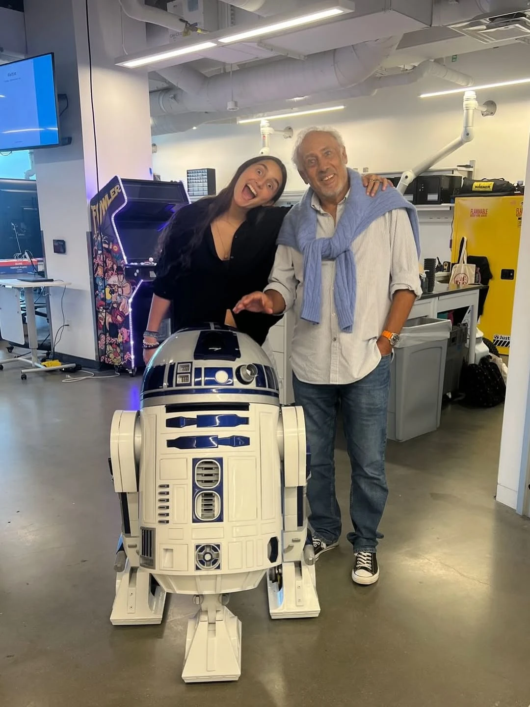 Azul Giordano y su abuelo Gustavo Yankelevich en la universidad de California donde estudia