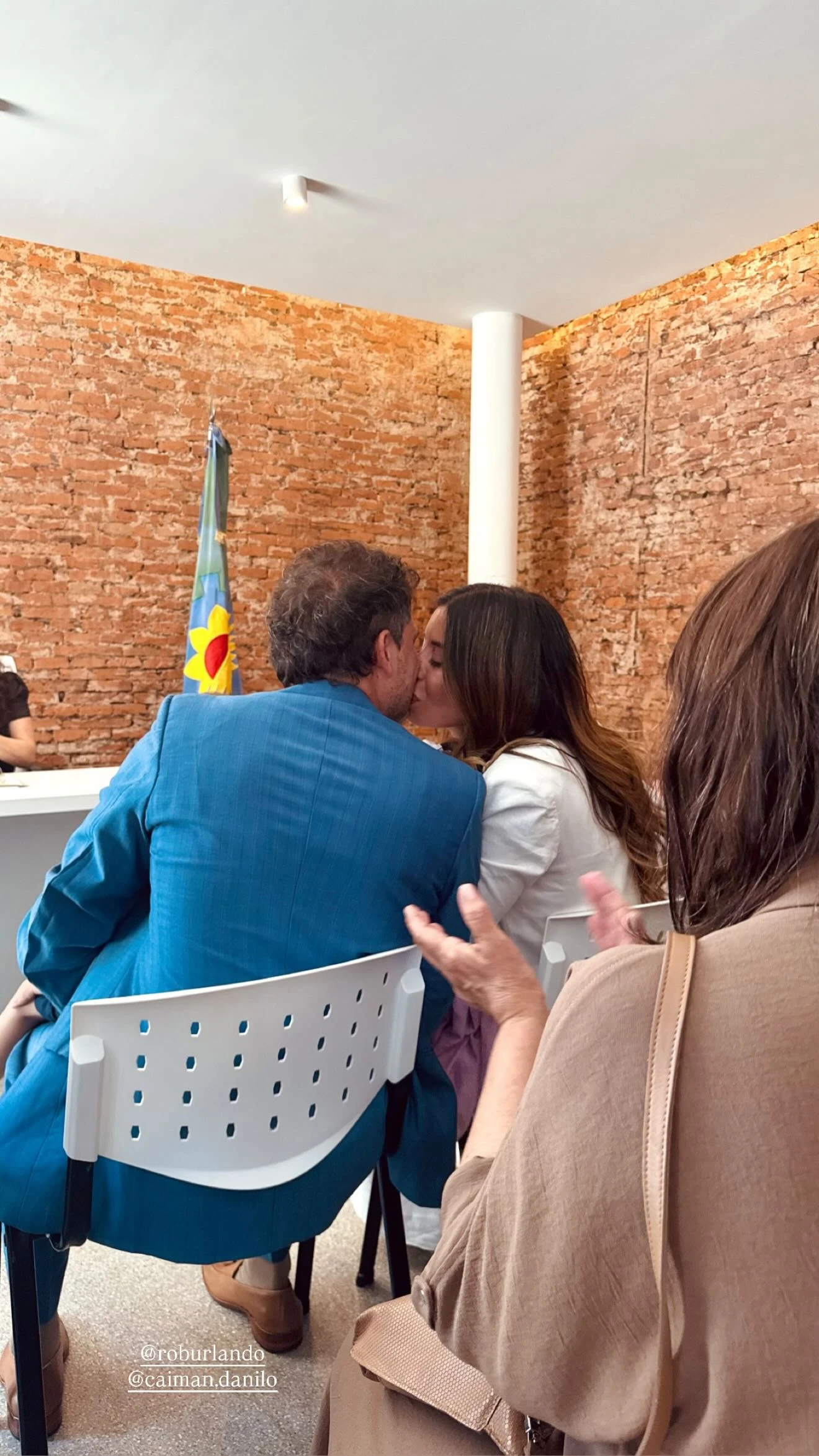 Rosario Burlando y su pareja dando el sí quiero.