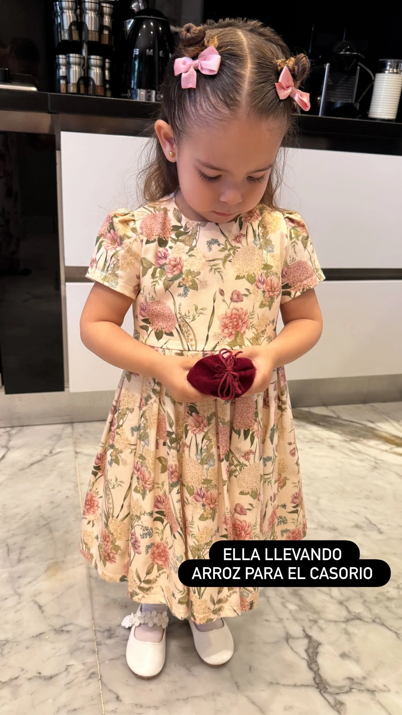 Sarah Burlando lista para felicitar a los novios