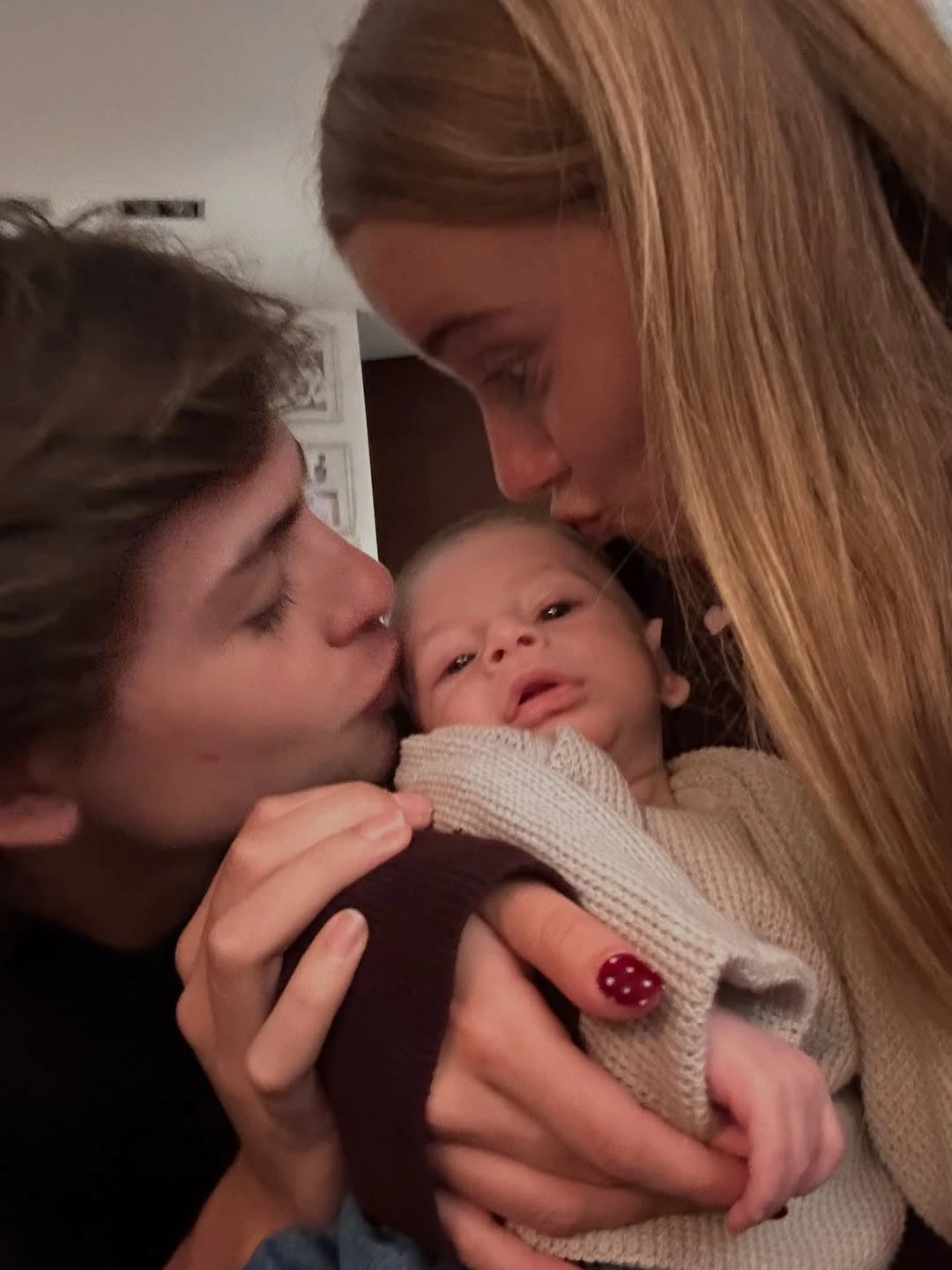 Taína y Benicio Gravier con Bernardo, el bebé de la familia