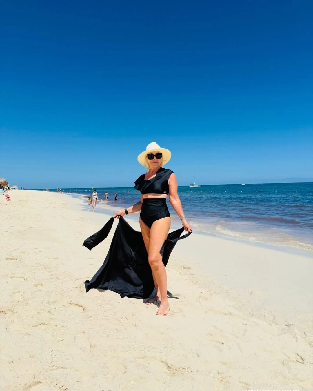 Claudia Villafañe volvió a marcar tendencia con dos trajes de baño ideales para mujeres +40: elegantes, cómodos y muy favorecedores