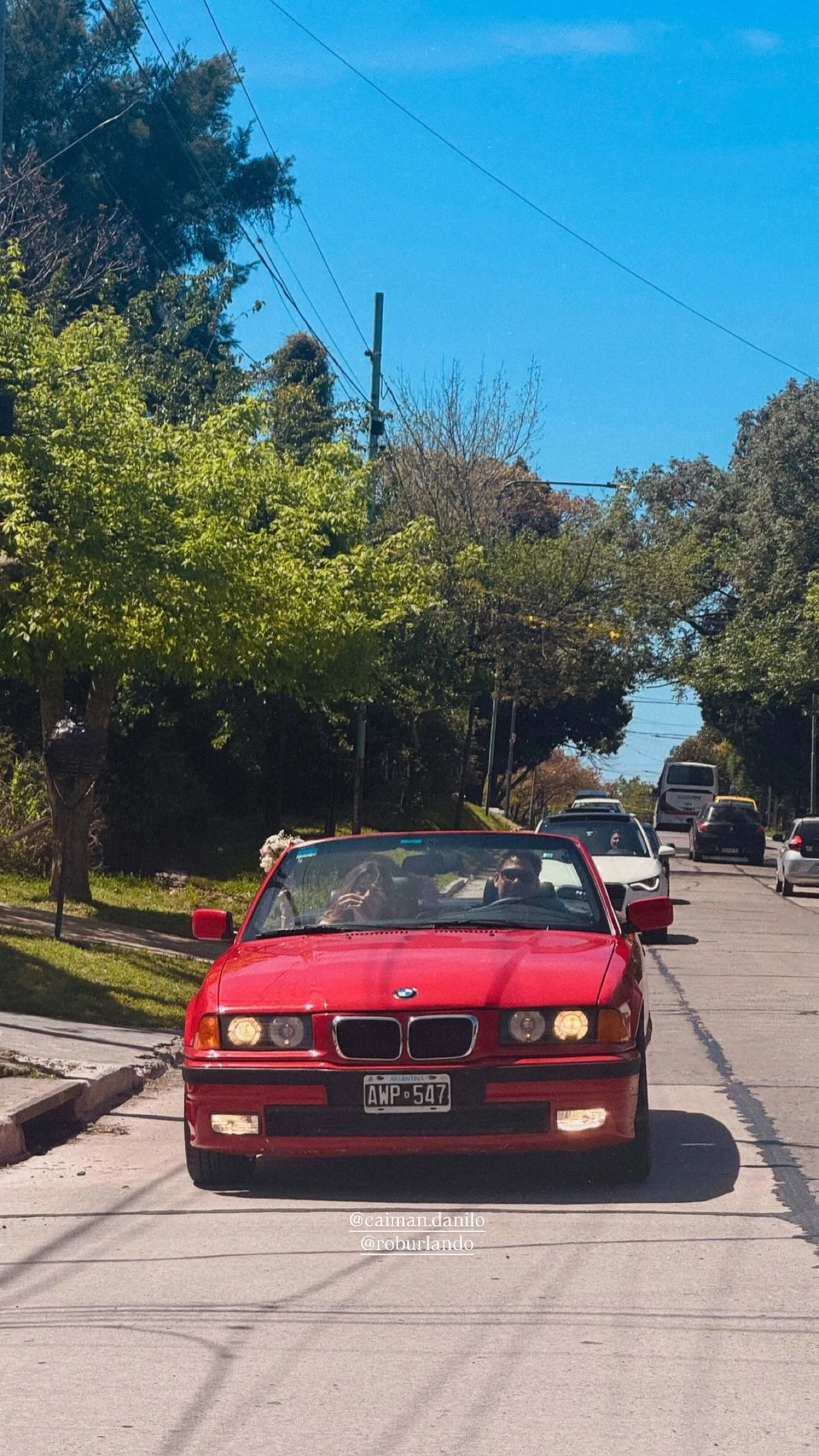 Los novios llegaron al civil en un auto descapotable rojo