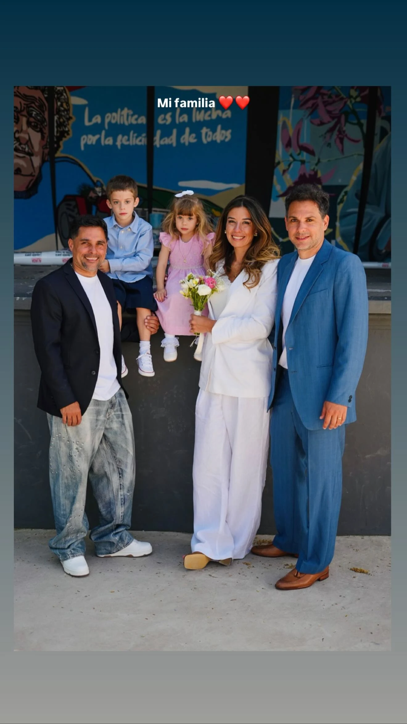 Rosario Burlando y Danilo Herrera posan con sus hijos y un amigo tras su casamiento.