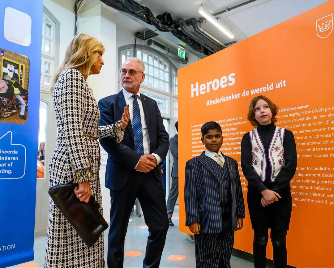 Máxima de Holanda impactó con un look de Oscar de la Renta en la inauguración de una exposición sobre cáncer infantil