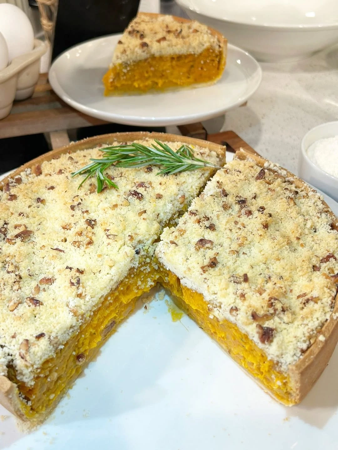 Tarta de crumble de calabaza, cebolla y queso azul