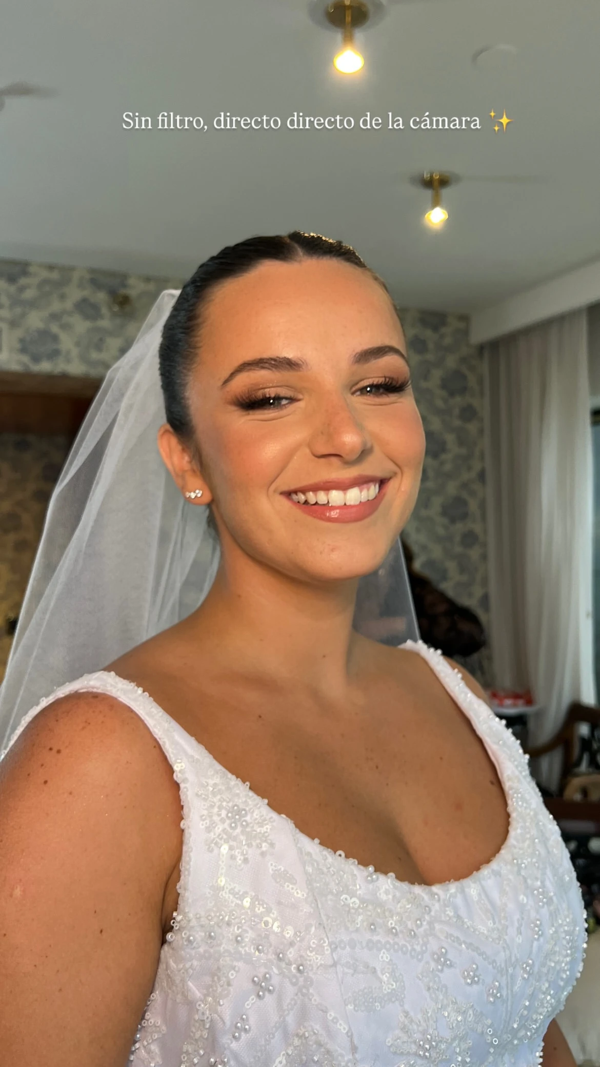 Otra foto de Martina Vignolo posando con su look de novia antes de salir para la iglesia
