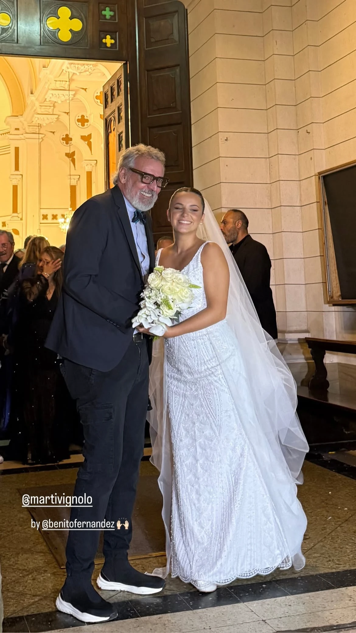 Benito posando con Martina en la puerta de la iglesia.