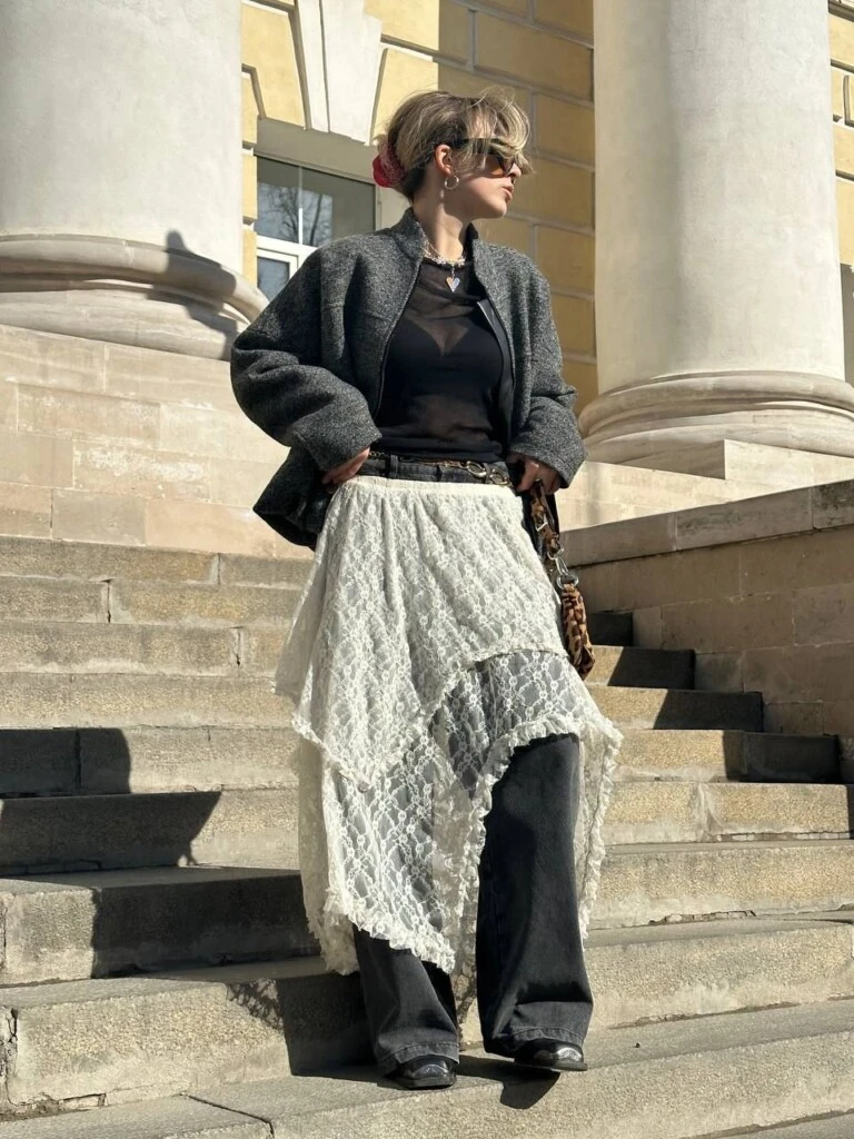 Formas para sumarte a la tendencia falda+pantalón.