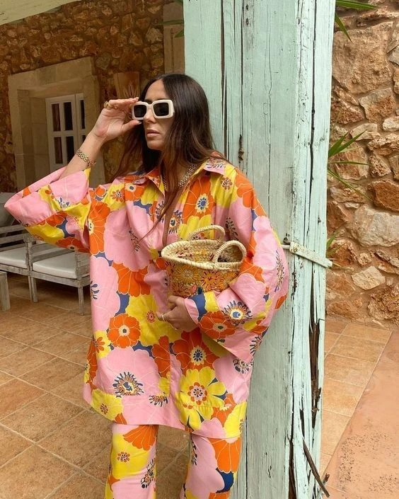 Así se llevan las flores este verano.