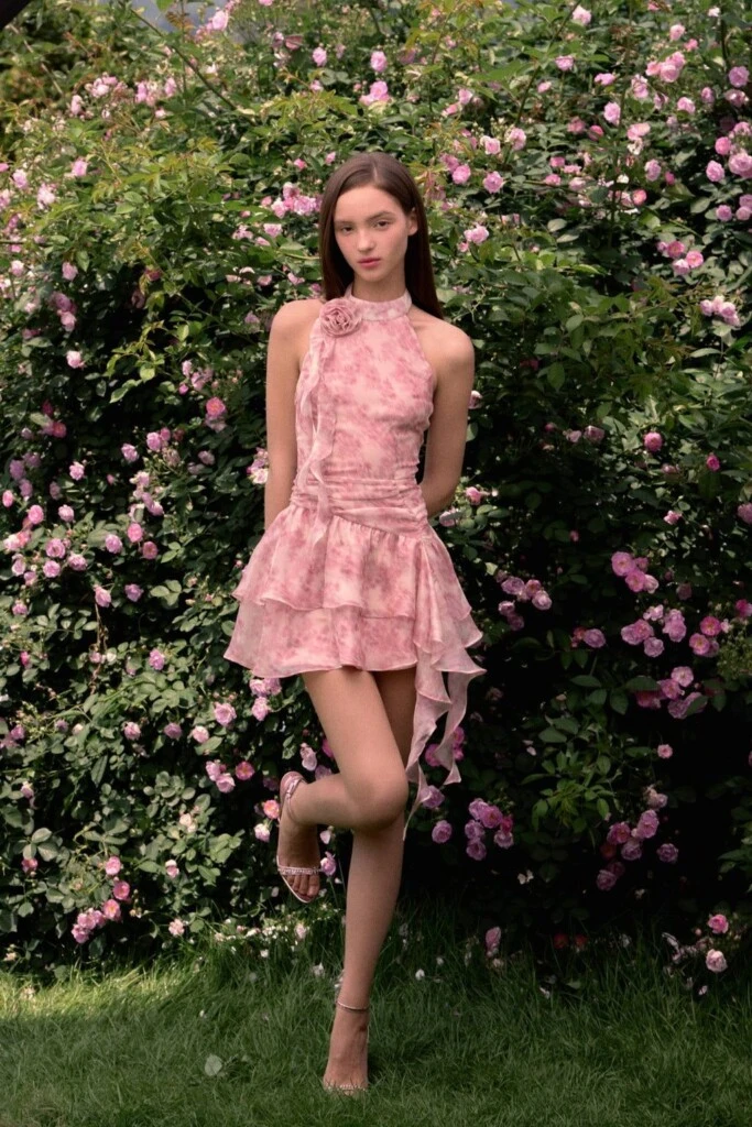 Así se llevan las flores este verano.