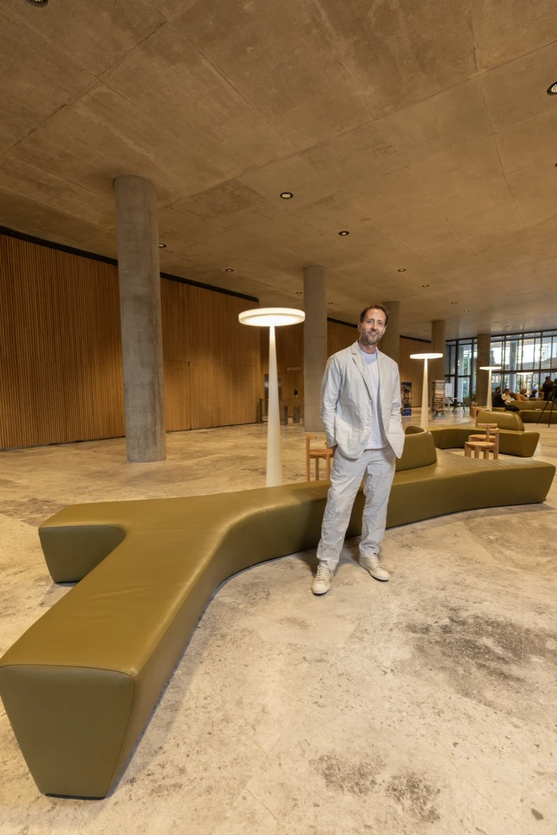 El mobiliario diseñado por Alexander Lotersztain no busca impresionar sino ser funcional a su concepción. 