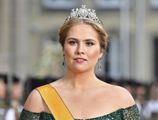 Así fue el look de gala de la princesa Amalia en Luxemburgo: glamour en color verde esmeralda