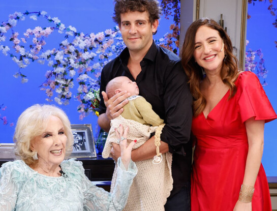 Carolina Amoroso presentó a su hijo Vicente en la mesaza de Mirtha y enterneció al público