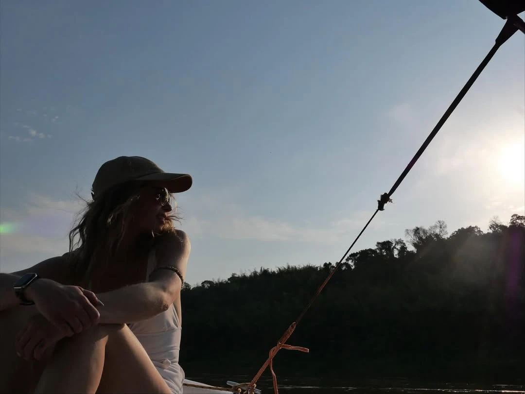 Emilia Clarke recorrió la Argentina junto a una amiga.