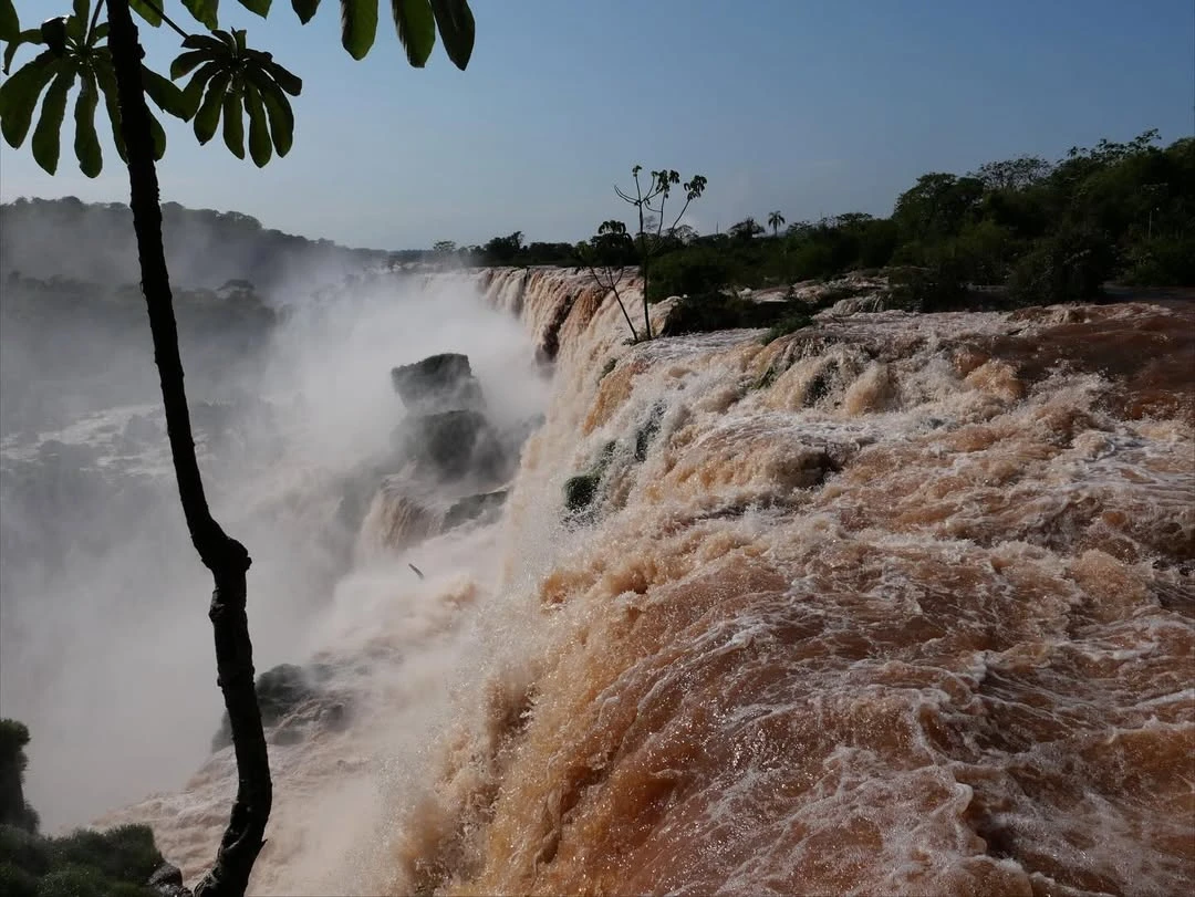 Emilia Clarke recorrió la Argentina junto a una amiga.