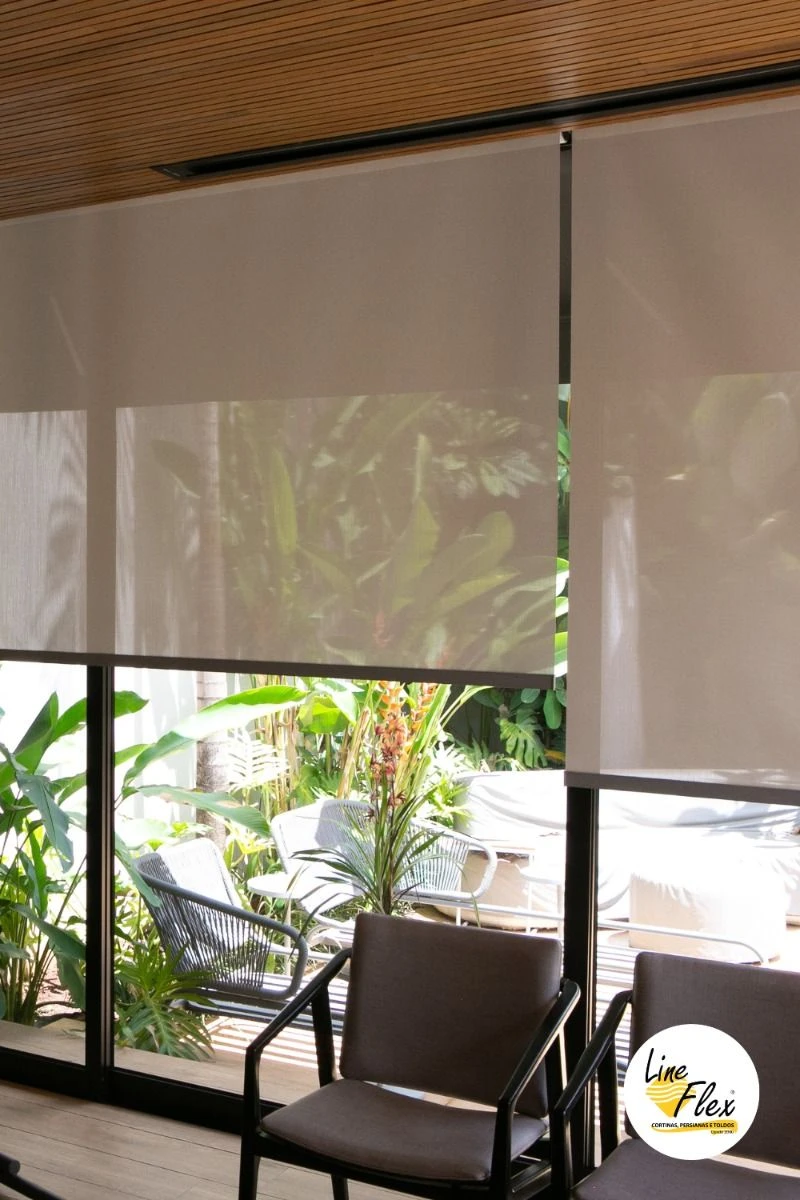 Las cortinas tipo roller con filtro solar son grandes aliadas para controlar el calor sin perder luminosidad. 