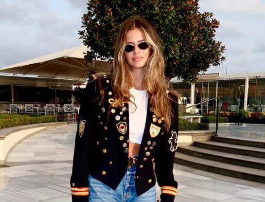 La China Suárez marcó tendencia en Estambul con un look navy urbano: llevó una chaqueta azul con bordados y charreteras