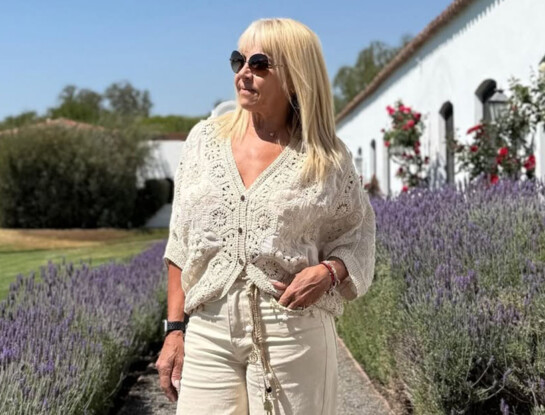 Blanco, negro y lino: las claves de los looks súper trendy que Claudia Villafañe usó en su viaje a Salta