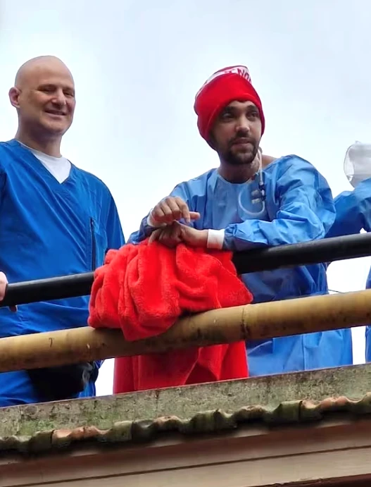 Pablo Grillo en la terraza del hospital Ramos Mejía, en un momento de mejoría