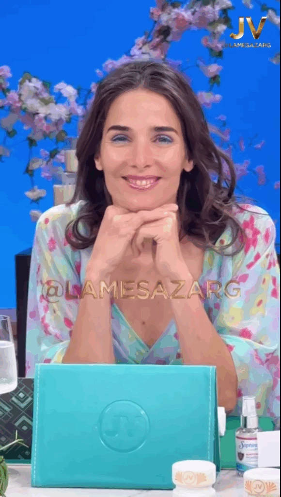 Juana Viale marcó tendencia con su conjunto de pantalón celeste y top floral