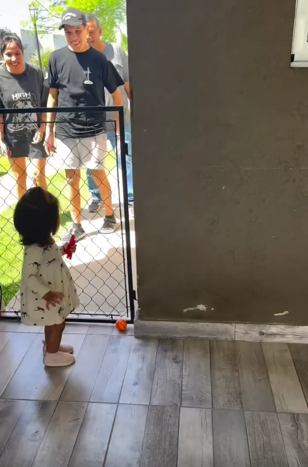 Así fue el emotivo reencuentro de Thiago Medina con sus hijas, Laia y Aimé, tras recibir el alta médica