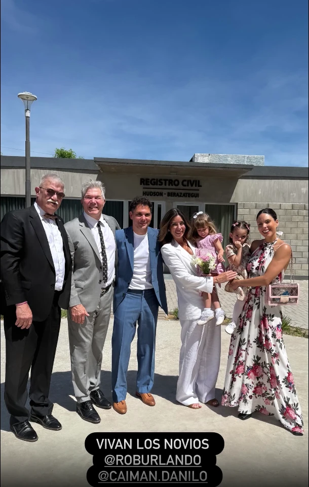Barby Franco compartió una foto en la puerta del registro civil de Hudson, donde se casaron Rosario y Danilo.