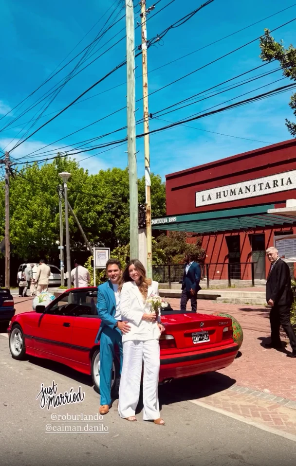 Rosario Burlando y su pareja posan en la puerta del civil.