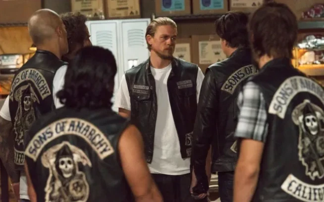 Después de su increíble transformación para Monster: qué películas series con Charlie Hunnam podés ver