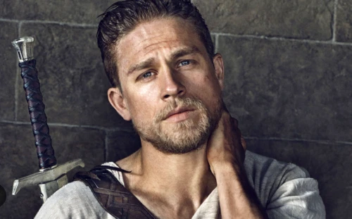 Después de su increíble transformación para Monster: qué películas series con Charlie Hunnam podés ver