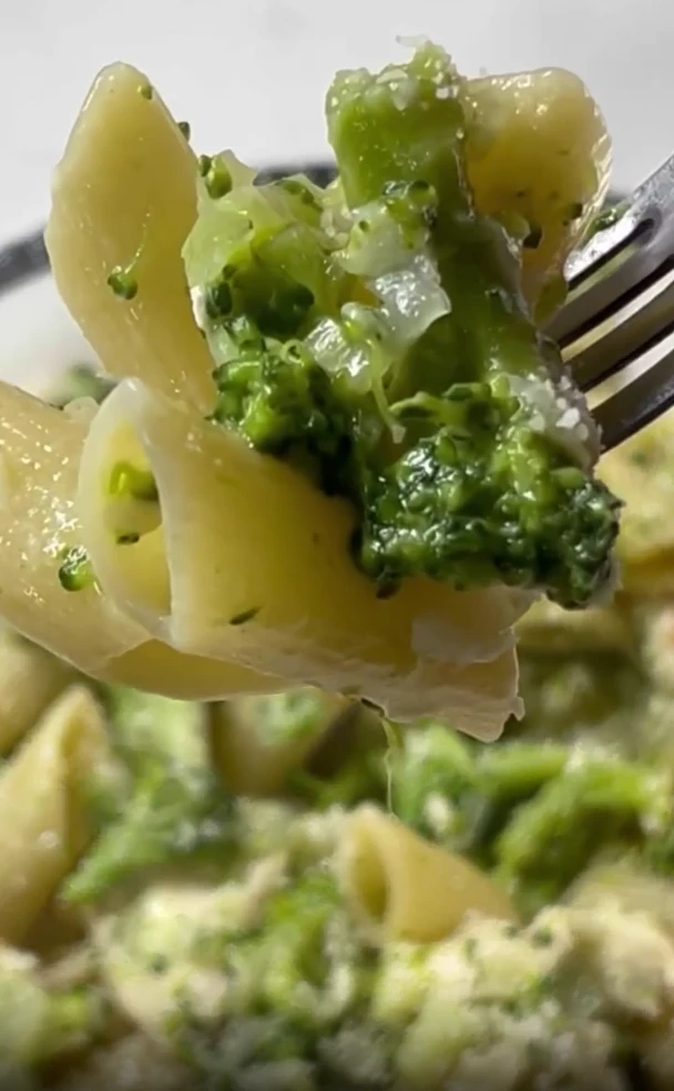 Pasta con pollo y brócoli