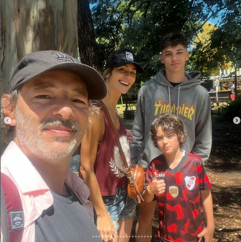 Paula Morales junto a su hijo mayor Benicio, Fabián Vena y Valentino, el hijo que tuvieron juntos.