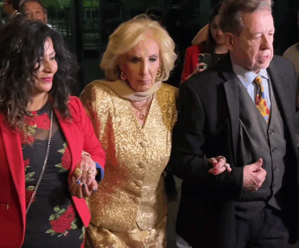 Mirtha Legrand, del brazo de Elvira, su asistente yHéctor Vidal Rivas, su asesor de imagen e íntimo amigo