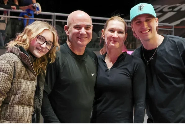 La pareja con sus dos hijos, Jaz Elle y Jaden Gil.