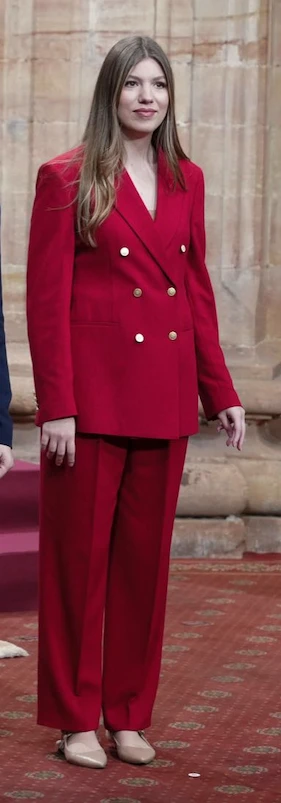 La Infanta Sofía apostó por el color rojo. 
