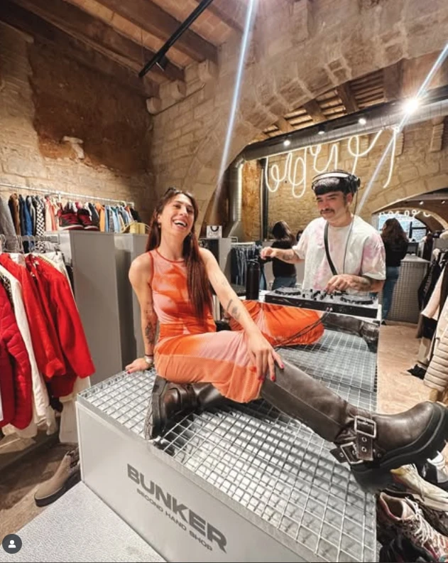 Iara en Bunker, su local de ropa de segunda mano.
