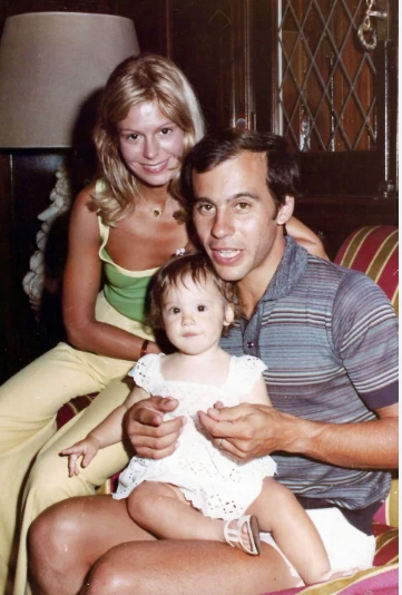 Silvia Mores junto a Mariana de bebe y su ex marido Alfredo Fabbiani.