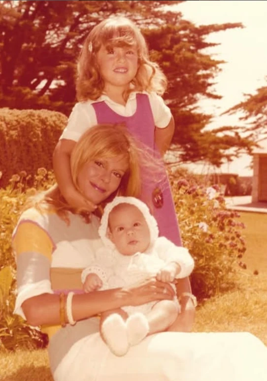 Silvia con sus dos hijas, Mariana y Paola. 