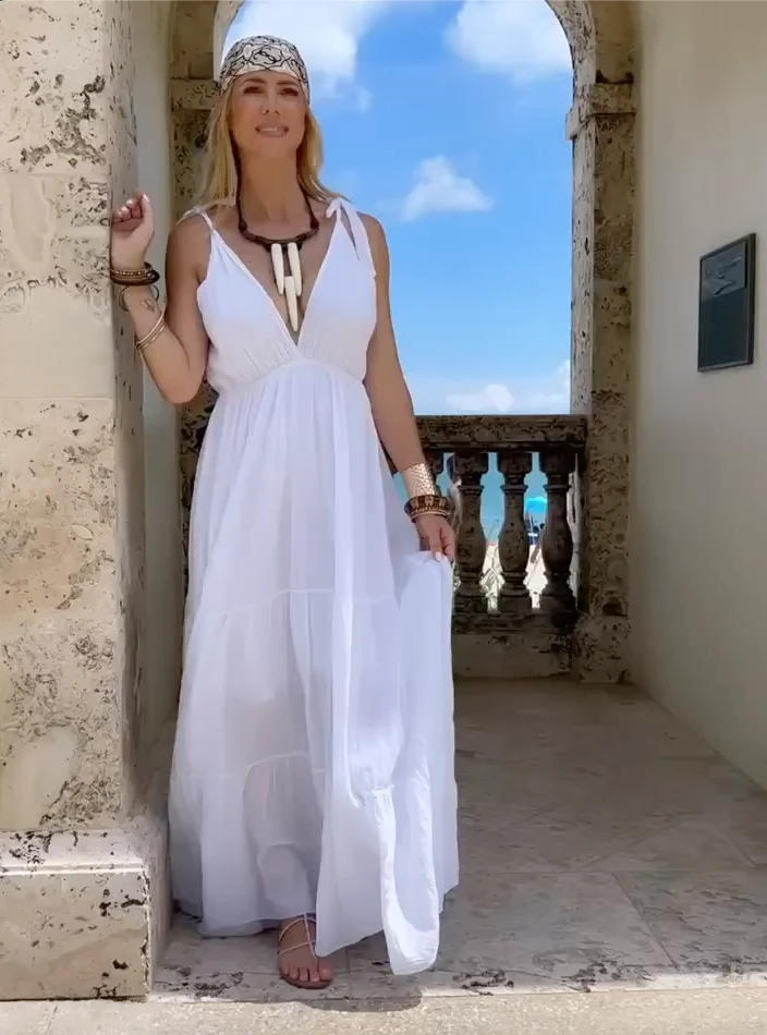 Look de Nicole Neumann con pañuelo en la cabeza.