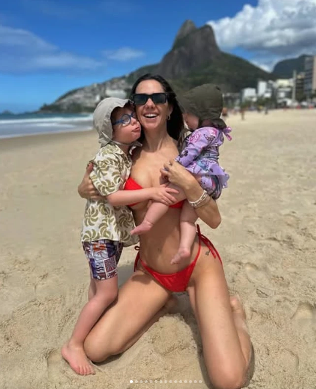 Julieta Nair Calvo y sus hijos Valentino e Isabella en las platas cariocas. 