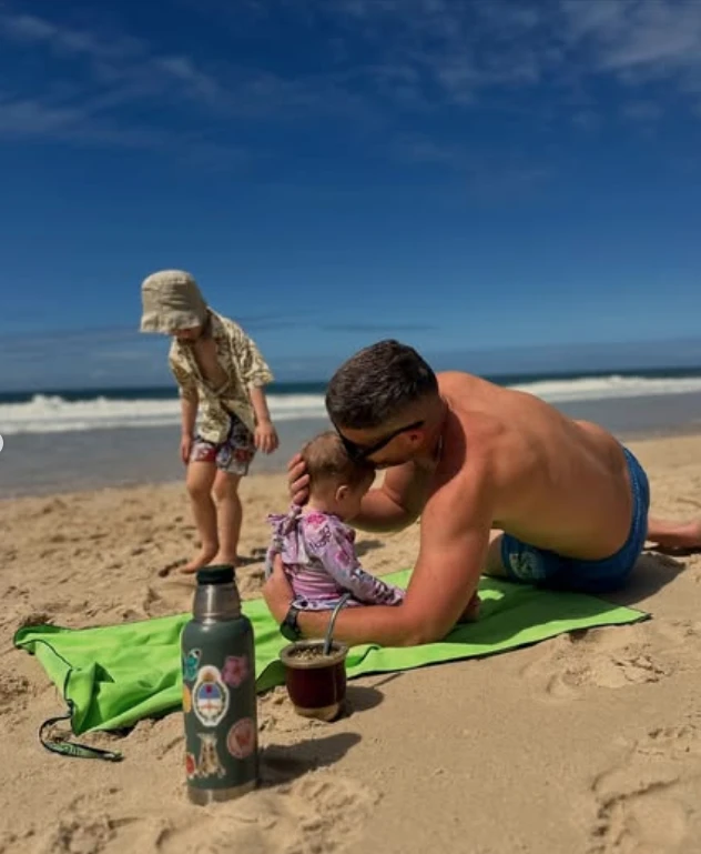 Julieta Nair Calvo y su familia en las platas cariocas. 
