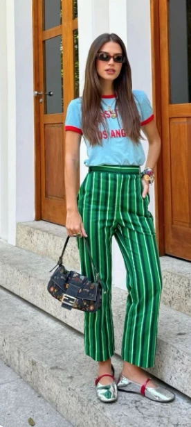 Pantalón rayado + remera con estampa