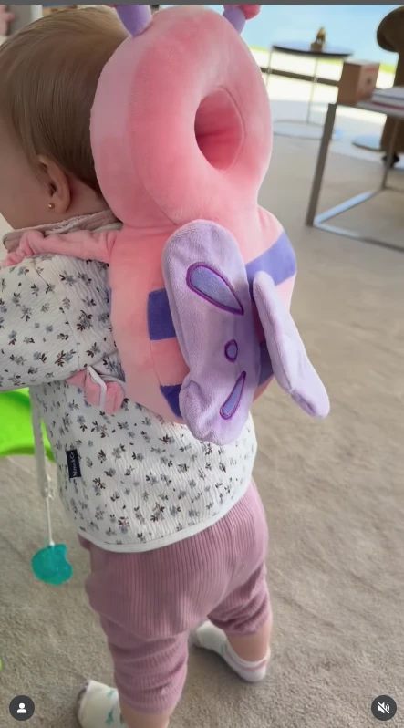 Milenka empieza a caminar