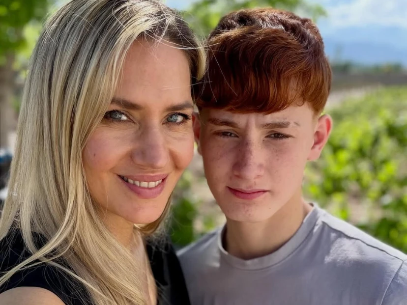 Carolina Losada junto a su hijo